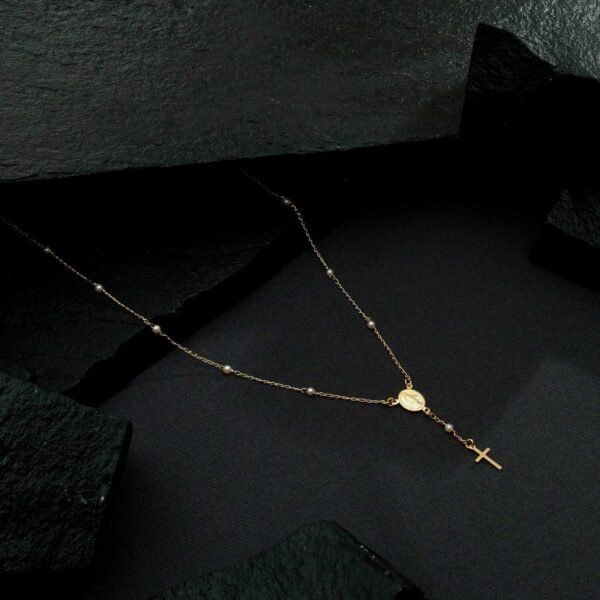 Colar Dourado Religioso Terço Cruz e Pérolas - Imagem 3