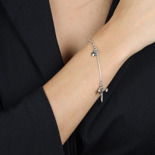 Pulseira Prateada Lisa com 3 Pingentes de Coração - Imagem 2