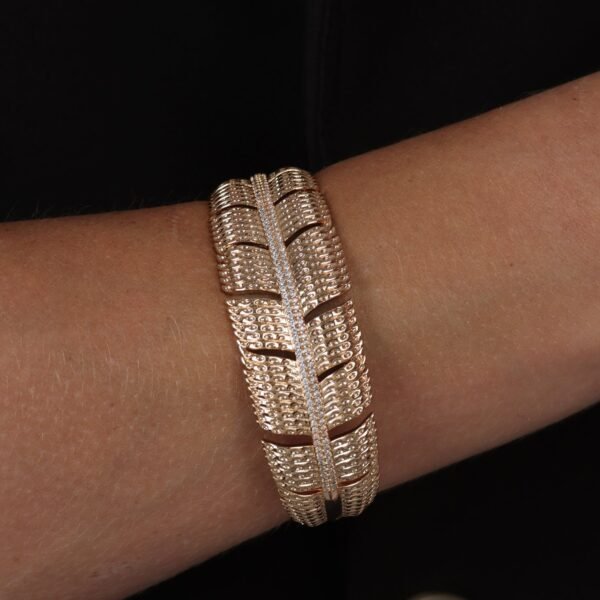 Bracelete Dourado de Pena Cravejado de Zircônia - Imagem 2